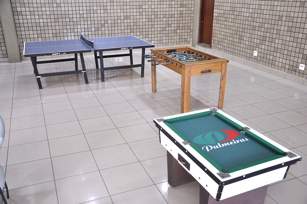 Uma mesa de Ping Pong e uma mesa de Totó para garantia de diversão e lazer de crianças e adultos.